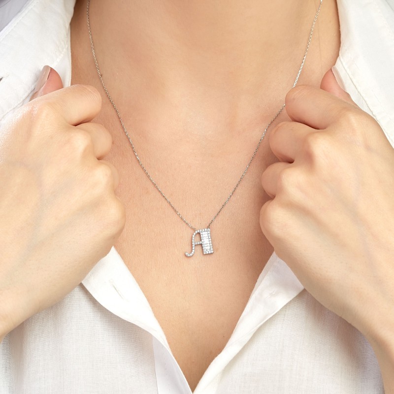 0.35 Karat Baget Pırlantalı A Harfi Kolye