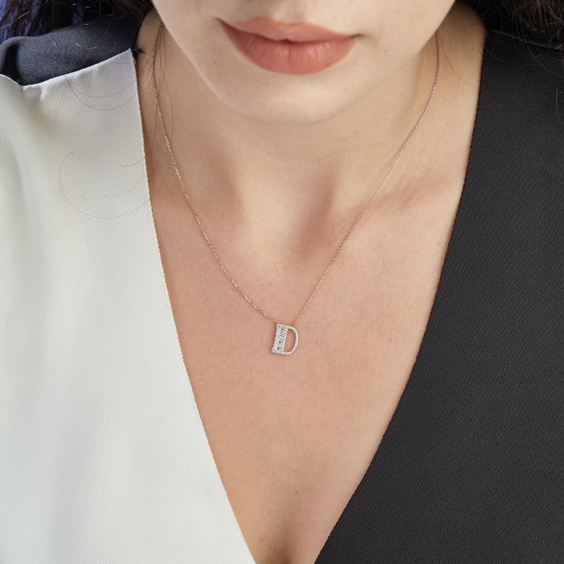 0.25 Karat Baget Pırlantalı D Harfi  Kolye