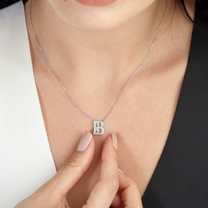 0.33 Karat Baget Pırlantalı B Harfi Kolye
