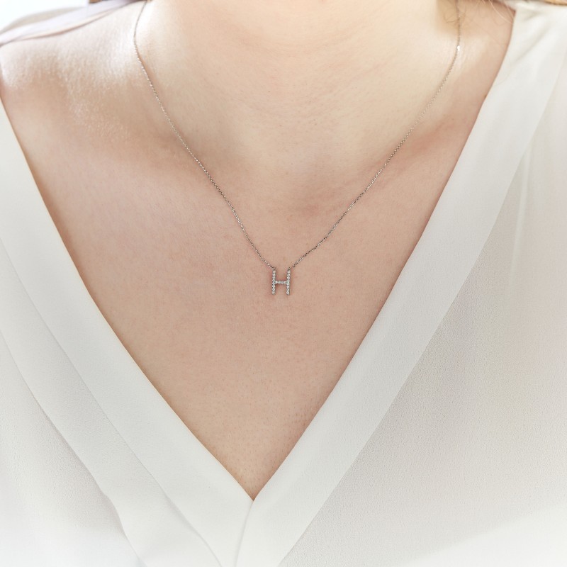 0.08 Karat Pırlanta Minimal H Harfi Kolye