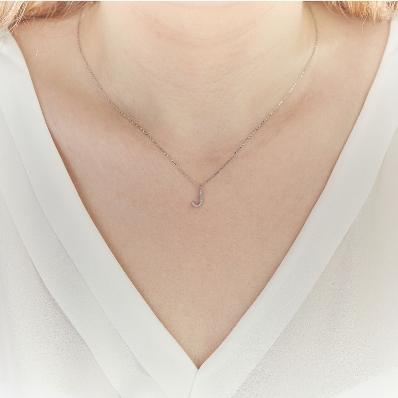 0.05 Karat Pırlanta Minimal J Harfi Kolye