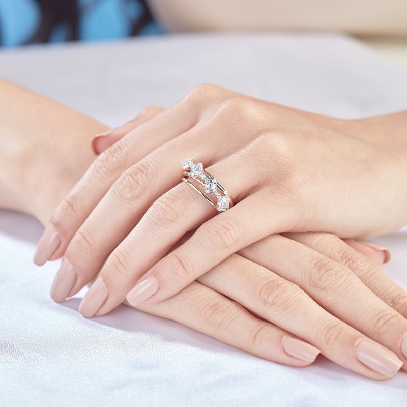 0.69 Karat Baget Pırlanta Yüzük