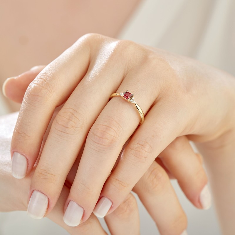 0.36 Karat Yakut Taşlı Pırlanta Minimal Yüzük