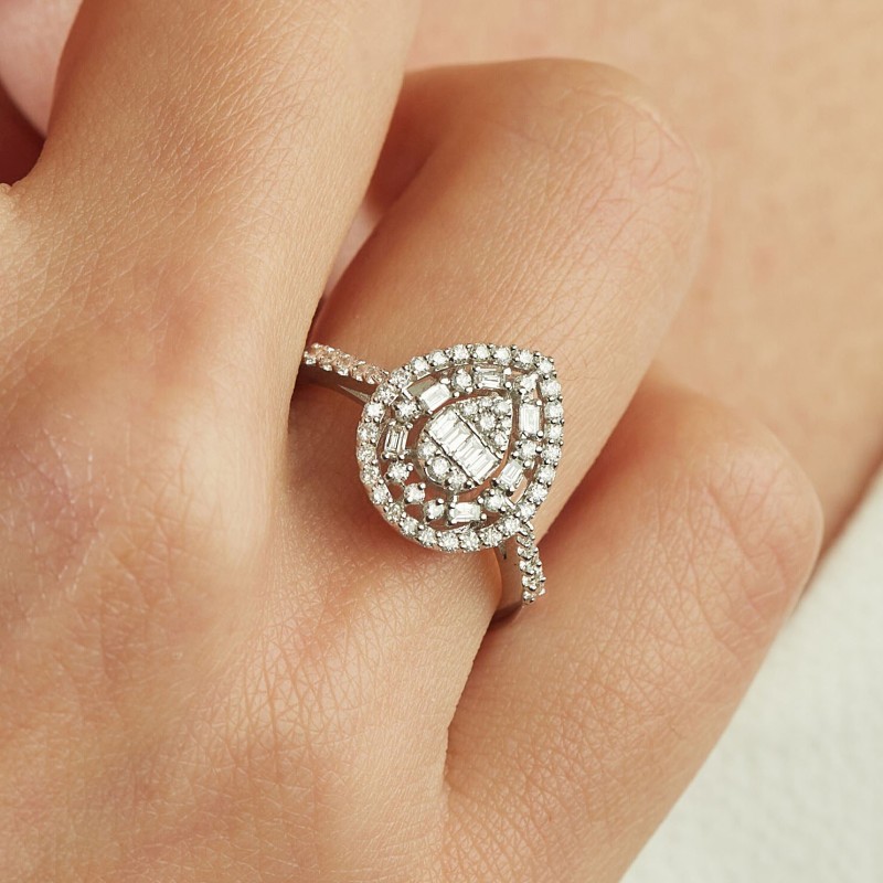 0.57 Karat Baget Pırlantalı Damla Yüzük